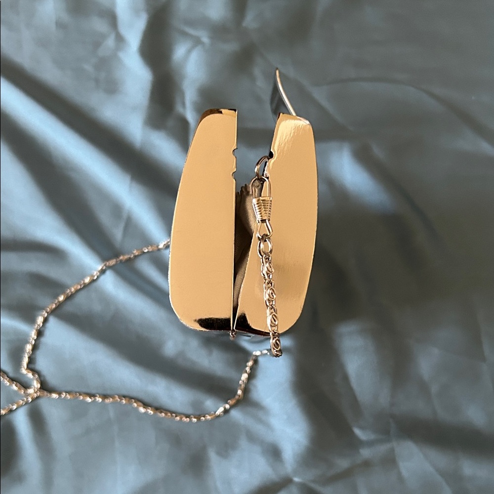 Elegant Silver Clutch with Chain Strap - Picture 3 of 3